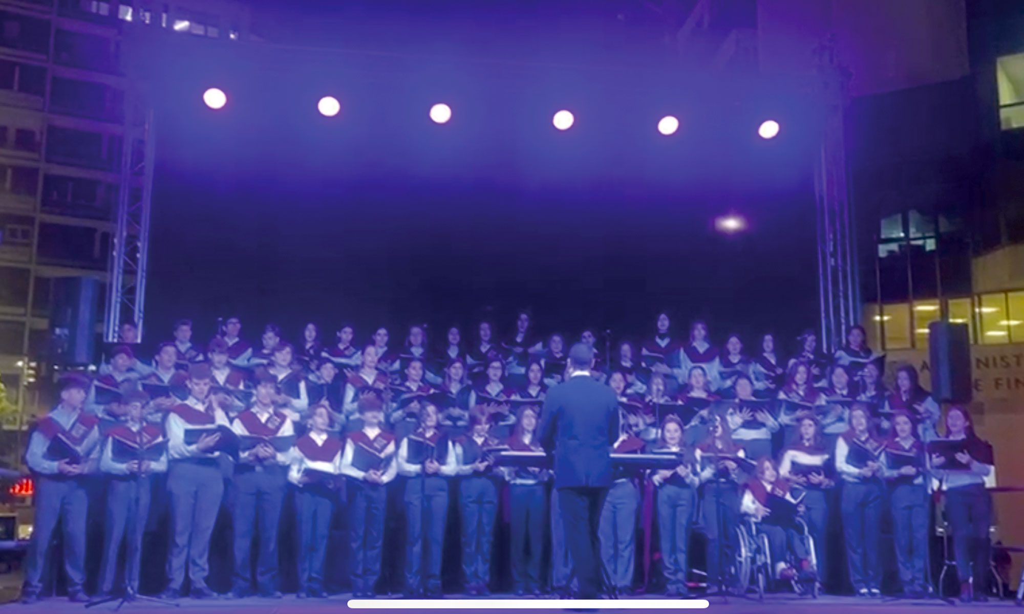 Historia de unos cantantes que se convirtieron en hermanos.